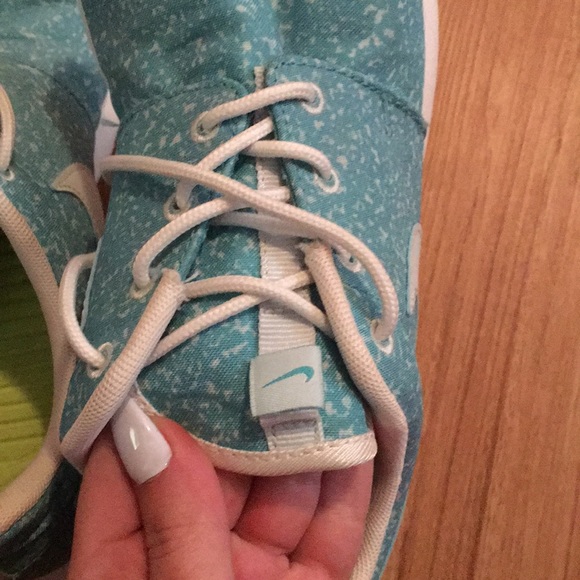 Nike Roshes - Picture 4 of 8